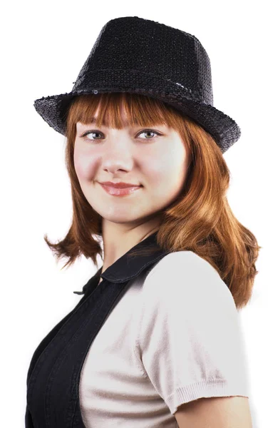 Mladá usměvavá hezká žena v černou čepici, samostatný — Stock fotografie