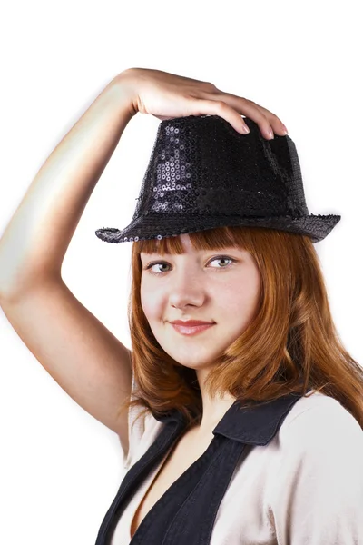 Giovane bella donna rossa in berretto nero isolato — Foto Stock