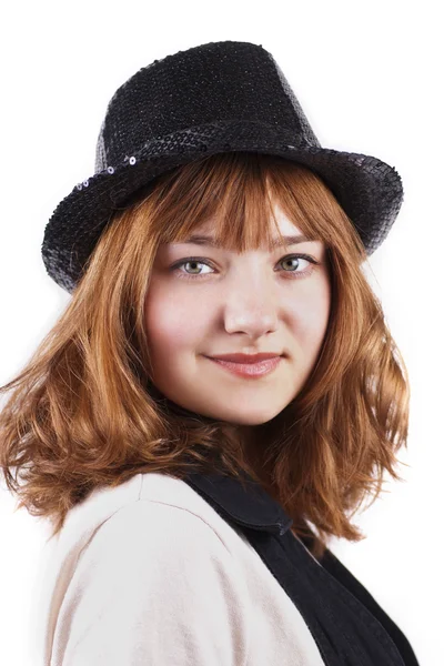 Giovane sorridente bella donna in berretto nero isolato — Foto Stock