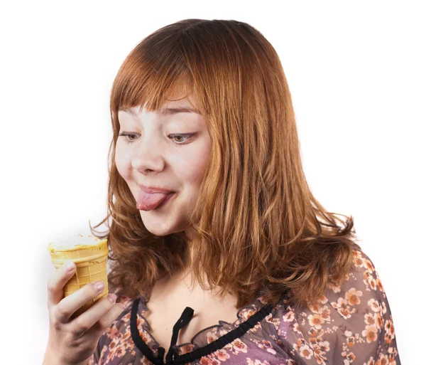 Изолированный портрет забавной девушки, поедающей мороженое — стоковое фото