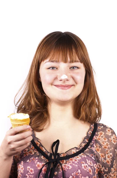 分離されたアイスクリームを食べる面白い表現力豊かな少女の肖像画 — ストック写真