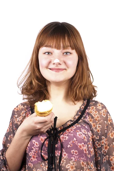 Портрет забавной экспрессивной девушки, поедающей мороженое — стоковое фото