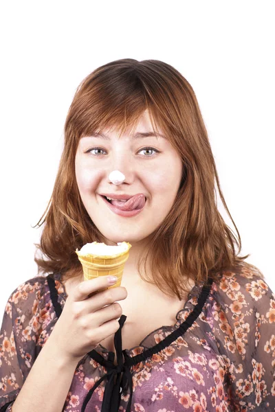 Retrato de menina expressiva engraçado comer sorvete isolado — Fotografia de Stock