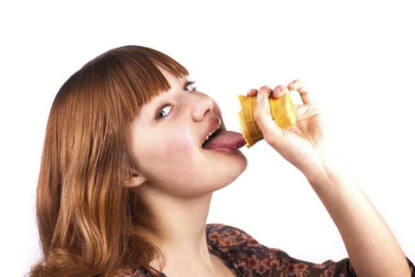 Grappige vrouw eten van ijs-geïsoleerd — Stockfoto