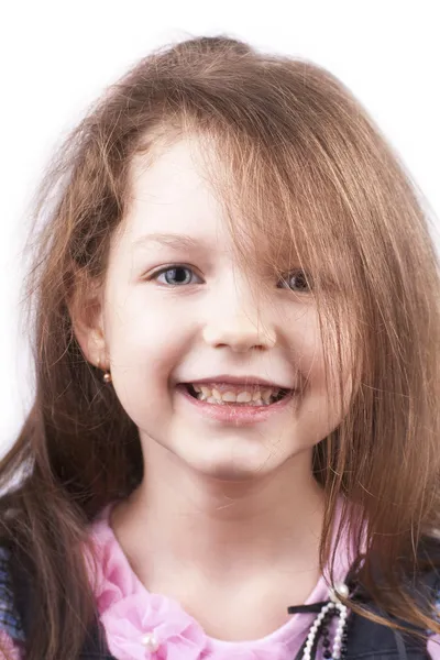 Маленькая улыбающаяся хорошенькая девочка вблизи — стоковое фото