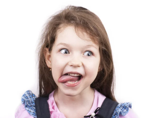 Lilla leende söt flicka med sin tunga ut på nära håll — Stockfoto