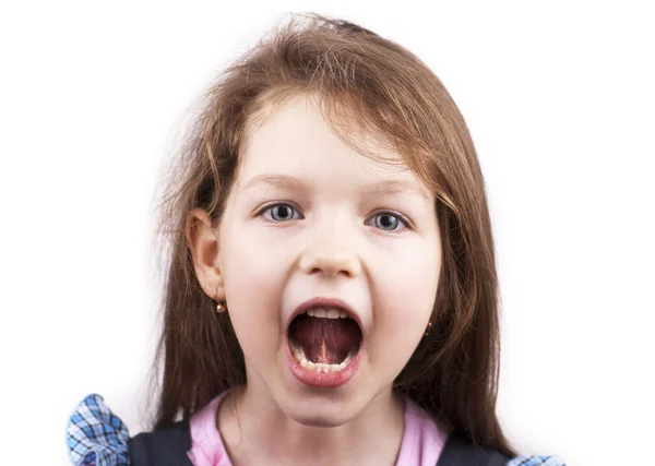Кричащая маленькая девочка изолирована — стоковое фото