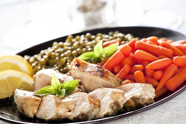Nakrájené kuřecí maso a zelenina — Stock fotografie