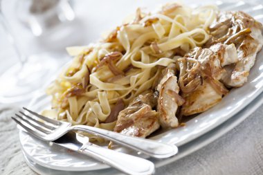 Tagliatelle ve tavuk yemek