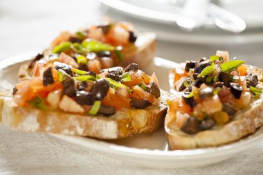 zeytin ve domates bruschetta entrée
