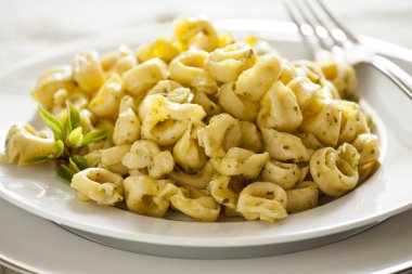 tortellini ve fesleğen