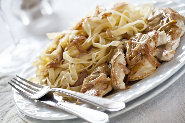 Tagliatelle en kip maaltijd — Stockfoto