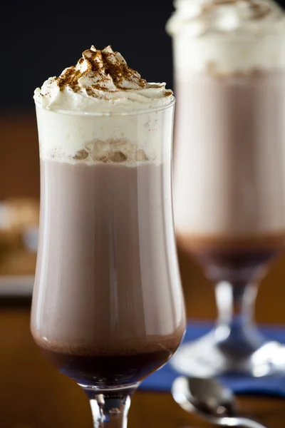 Twee chocolade melk schudt — Stockfoto