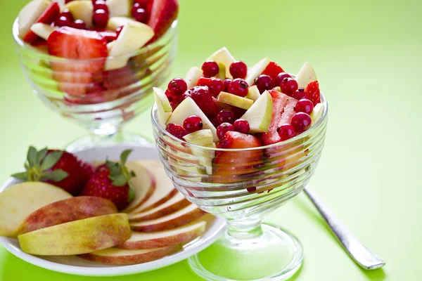 Ciotole di insalata di frutta fresca — Foto Stock