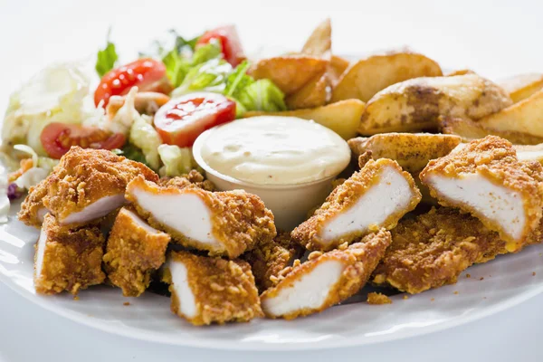 Chicken Nuggets mit Landkartoffeln — Stockfoto