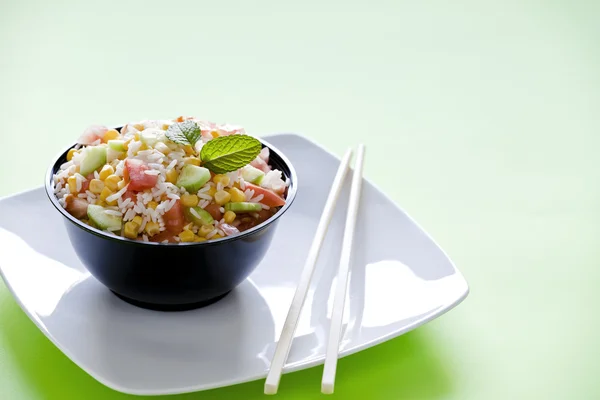 Миска рисового салату — стокове фото