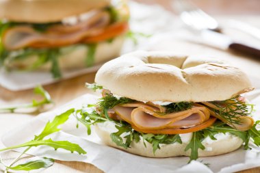 krem peynirli simit.