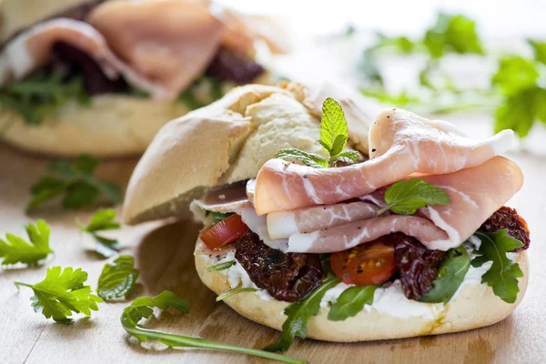 Broodje Italiaanse ham — Stockfoto