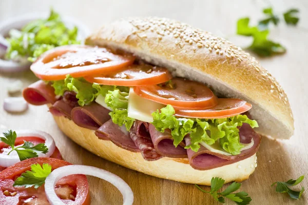 Broodje smakelijke ham — Stockfoto
