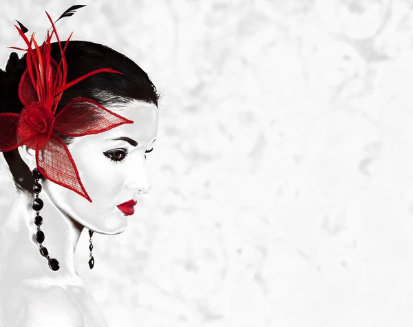 Weiße Schönheit Mädchen rote Blume — Stockfoto