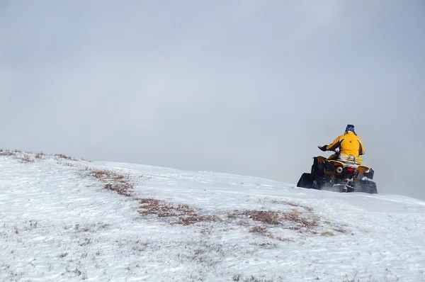 Hombre en moto de nieve — Foto de Stock