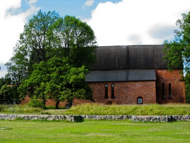 Kilise ve ağaçlar