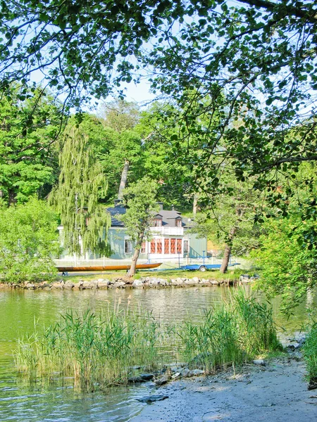Casa de verão perto de um lago — Fotografia de Stock