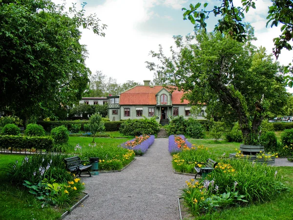 Σουηδική σπίτι και τον κήπο — Φωτογραφία Αρχείου