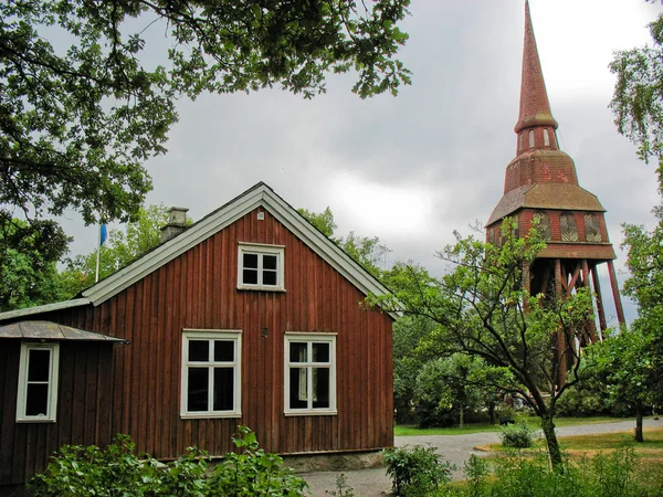 Cabane suédoise et clocher — Photo