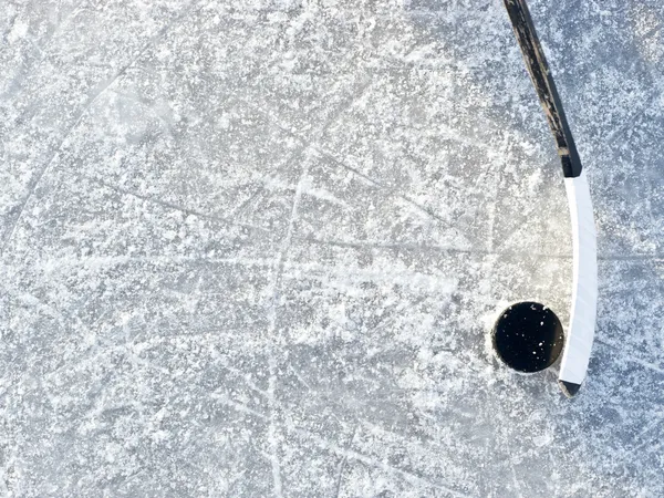Kij hokejowy i krążek — Zdjęcie stockowe