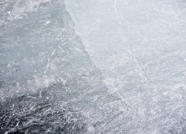 在薄冰上滑冰 — 图库照片