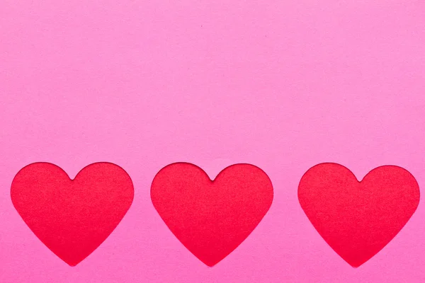Inimi roșii pe hârtie roz — Fotografie, imagine de stoc