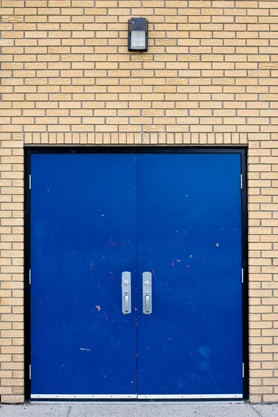 Drzwi gimnazjum — Zdjęcie stockowe