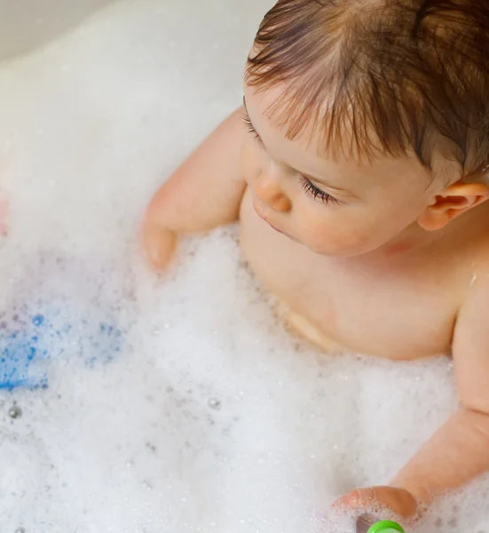 거품 목욕에 아기 — 스톡 사진