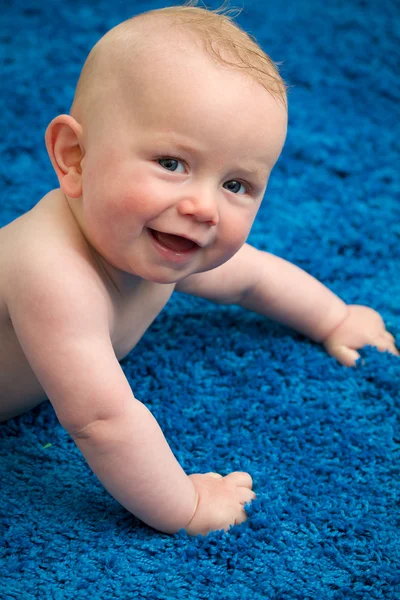 Menino feliz no chão — Fotografia de Stock