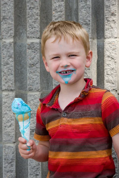 Gyermek étkezési fagylalt tölcsér — Stock Fotó