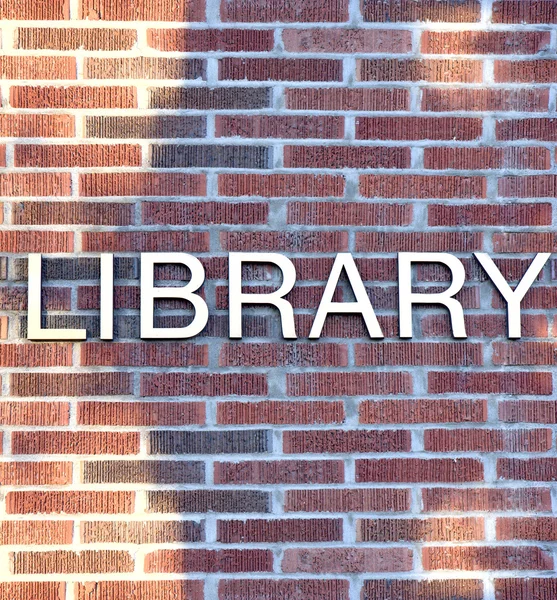 Szyld na budynku biblioteki — Zdjęcie stockowe
