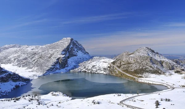 Lake enol, asturias, Spanje. — Stockfoto