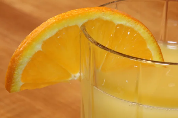 Suco de laranja com fatia de laranja em vidro — Fotografia de Stock
