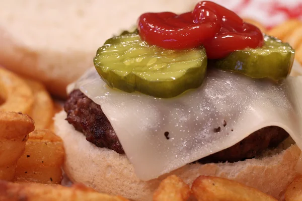 Turşu ve ketçap ile sulu çizburger — Stok fotoğraf