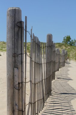 Çit Ahşap beach kumulları ile açık mavi gökyüzü