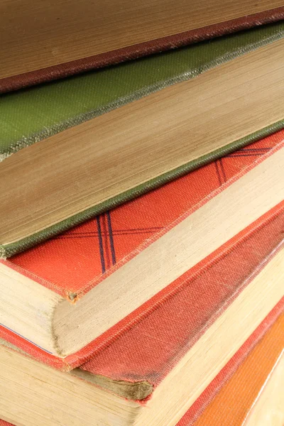 Eski kitap'ın çok renkli yığını — Stok fotoğraf