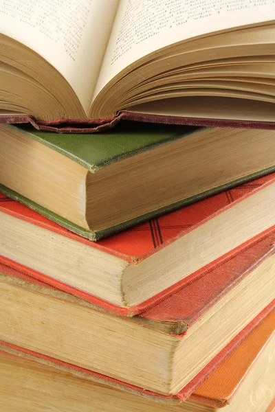 Stapel multi-gekleurde oude boeken — Stockfoto