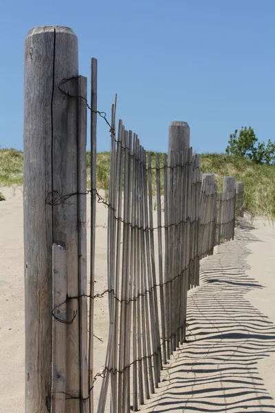 Wooden Beach Fence on Sand Dunes with Clear Blue Sky — Stock Photo, Image