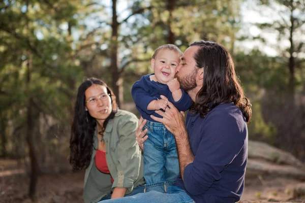 Ojciec chłopca całować — Zdjęcie stockowe