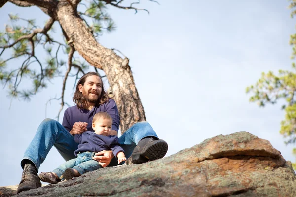 Pai e menino na natureza — Fotografia de Stock