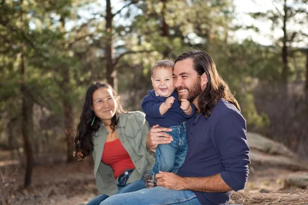 Familjen njuter av en dag i naturen — Stockfoto