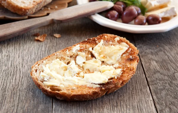 Сыр Бри на хлебе — стоковое фото