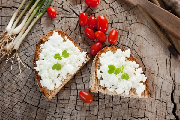Goat cheese on bread — Stock Photo, Image