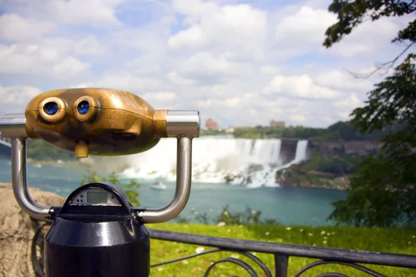 Prismáticos en las cataratas del niágara — Foto de Stock